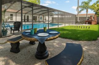Tranquil Times a Serene 3BR Close to RJ Stadium with Screened Heated Pool, Outdoor Kitchen and Yard Chess - Tampa - 9