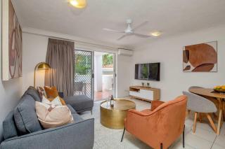 Spacious Ground Floor Retreat by Burleigh Beach - Gold Coast - 7