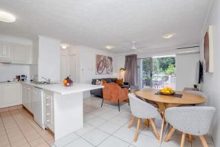 Spacious Ground Floor Retreat by Burleigh Beach - Gold Coast - 6