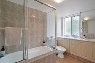 Spacious Ground Floor Retreat by Burleigh Beach - Gold Coast - 4