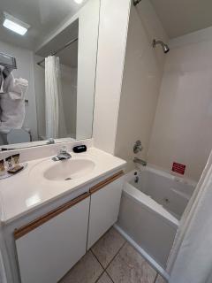 Treetop Village-2bed3bathpoolsdocks6-8pp - 1
