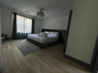 Furnished 7BR Home with Pool - Executive-Style, North Housto - Houston - 3