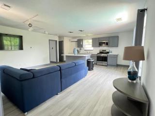 Furnished 7BR Home with Pool - Executive-Style, North Housto - Houston - 2