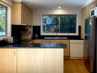 Sunny 2 Bedroom Ventnor Cottage - retro vibe, 400m to Beach, Pets Welcome - Ventnor - 6