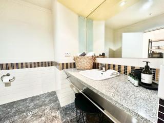 Comfort Studio Getaway with Pool and Gym - Auckland - 1