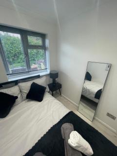 Luxury 3BR, Sleeps 8, Parking - Dartford - 2