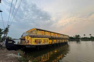 Lake Queen Premium Luxury Houseboats - Punnappira - 0