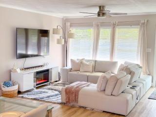 Rockstar Hideaway Entire Home 2BR 2BA Office Space Guest Room & Outdoor Patio - 8