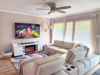 Rockstar Hideaway Entire Home 2BR 2BA Office Space Guest Room & Outdoor Patio - 7