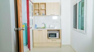 Studio in townhouse with private bath room and kitchenette - Amphoe Phra Khanong - 1