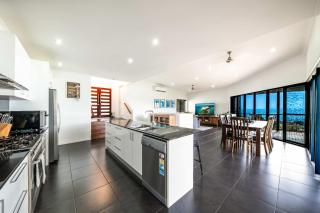 Airlie Views Whitsunday Holiday Home with Ocean Views - Airlie Beach - 7