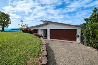 Airlie Views Whitsunday Holiday Home with Ocean Views - Airlie Beach - 4