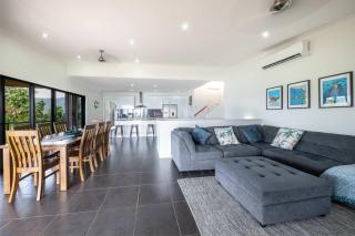 Airlie Views Whitsunday Holiday Home with Ocean Views - Airlie Beach - 3
