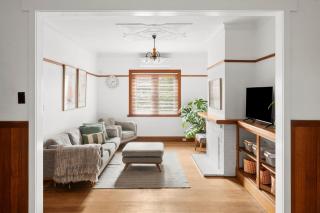 Charming 1930s Cottage Retreat I Pet Friendly Escape - 0