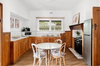 Charming 1930s Cottage Retreat I Pet Friendly Escape - Geelong West - 6