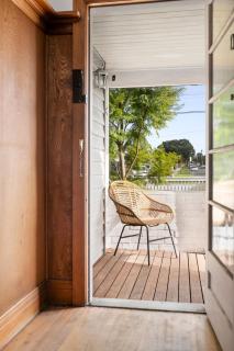 Charming 1930s Cottage Retreat I Pet Friendly Escape - Geelong West - 2