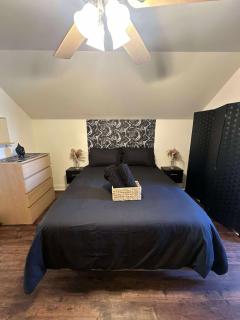 Trendy-attic at rice village - Houston - 9