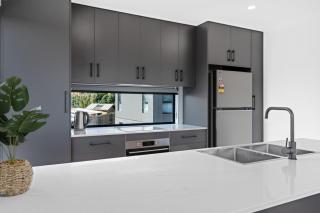 Beautiful Brand New Home - Near Shoreline & Beach - Howrah - 2