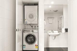 Sleek 1-Bed by Jubilee Park with Pool - Sydney - 2
