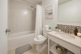 Wake Up Above the City 2BR with Epic Skyline Views - Vancouver - 4