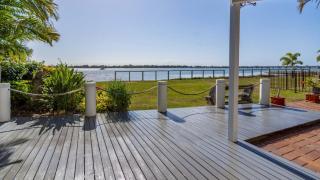 Picturesque Water Views - Sandstone Point - 0