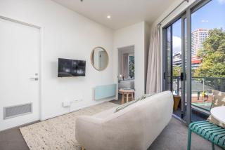 Modern Viaduct Apartment w pool gym Skytower views - 2