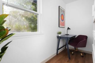 Cozy-Chic 2BR Patio Ideal for Groups - 7