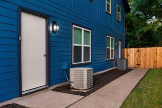 Chic 2BR Escape Sleeps 8 w Private Patio - Austin - 1