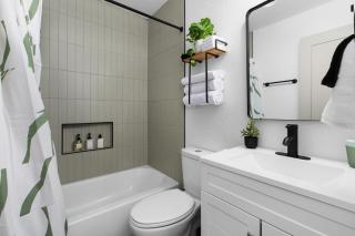 Chic 2BR Escape Sleeps 8 w Private Patio - Austin - 5