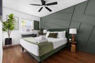 Chic 2BR Escape Sleeps 8 w Private Patio - Austin - 9