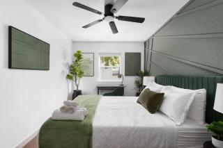 Chic 2BR Escape Sleeps 8 w Private Patio - Austin - 4