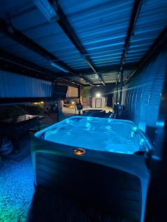 Hill Country Hangar with hottub, 7 minutes from the river and lake - Canyon Lake - 9