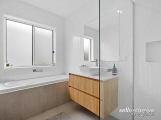 Luxury Kangaroo View - Banksia Beach - 3