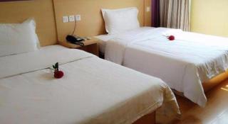 7 Days Inn Huanggang Luotian Hedong Street Dabieshan Food Plaza - Luotian - 5