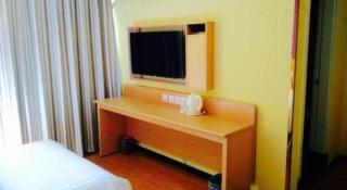 7 Days Inn Huanggang Luotian Hedong Street Dabieshan Food Plaza - Luotian - 2