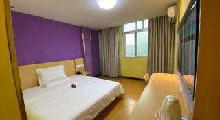 7 Days Inn Huanggang Luotian Hedong Street Dabieshan Food Plaza - Luotian - 9