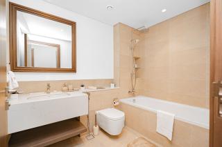 Escape24-Lux 1BR with Beach Access Emaar Beachfront Dubai - 5