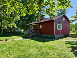 Vacation villa with fenced yard - Blomstermåla - 8