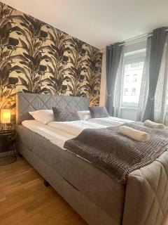 Chic 1BR & 1LR Apt only 9 Min to City Center, King Bed, Metro Access - Wenen - 1