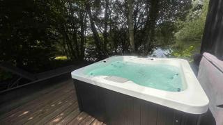 Waterlily Romantic Lakefront Stay Hot Tub - South Cerney - 1