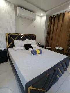 Luxury Designer Onebed Apartment in Mehar Suites Bahria Town Lahore - Lahore - 1