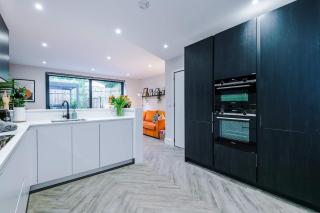 Stunning Luxury Home by 53 Degrees Property, Great for Groups with Hot Tub and Firepit! - Manchester - 1