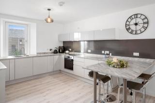 Stunning 2BR Apt - Central High Street Location - 8