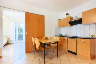 Steps from the Beach Sunny 4 Person Apartment Jurkin Number two - Jezera - 6