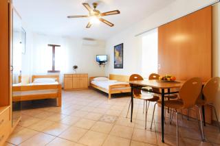 Steps from the Beach Sunny 4 Person Apartment Jurkin Number two - Jezera - 4