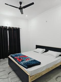 Family - Friendly Non-AC Room - Lucknow - 1