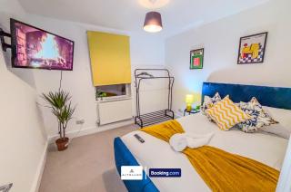 Deluxe 4 Bedroom Home near City Centre by AltoLuxoExperience Short Lets & Serviced Accommodation With Free Parking & WiFi - 9