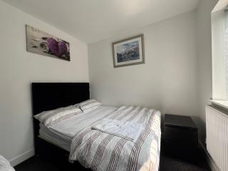 Modern 3- Bed Holiday Home - Private Parking Sleeps 10- 2 Min M62 - Greetland - 4