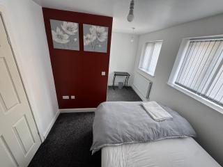 Modern 3- Bed Holiday Home - Private Parking Sleeps 10- 2 Min M62 - Greetland - 5
