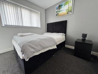 Modern 3- Bed Holiday Home - Private Parking Sleeps 10- 2 Min M62 - Greetland - 9
